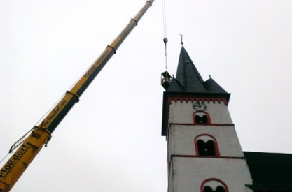 Der Kran überragte den Kirchturm, um den Arbeitskorb in die richtige Position bringen zu können