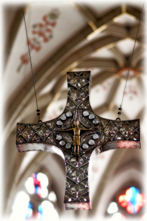 Das Kreuz über dem Hauptaltar