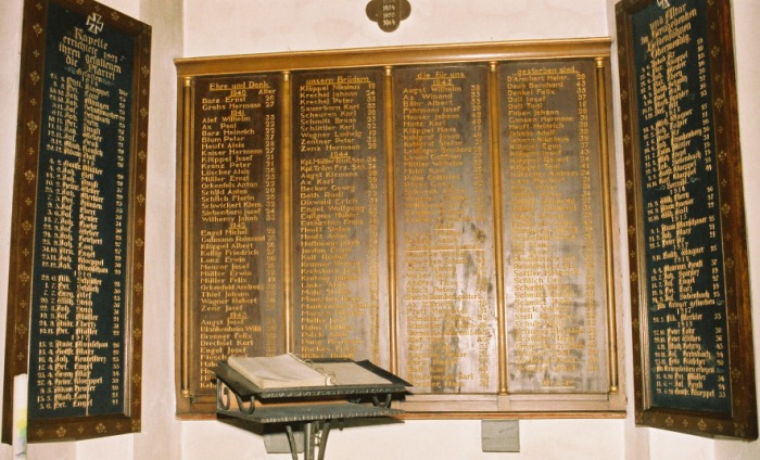 Tafeln mit den Namen der gefallenen Soldaten